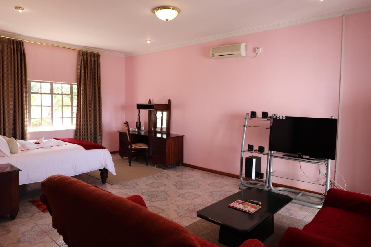 Sentosa Guest House Francistown Exterior foto